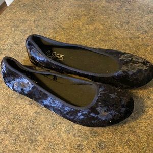 Like new- City Streets black velvet flat